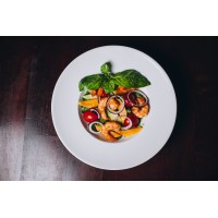 Салат с авокадо, манго и тигровыми креветками